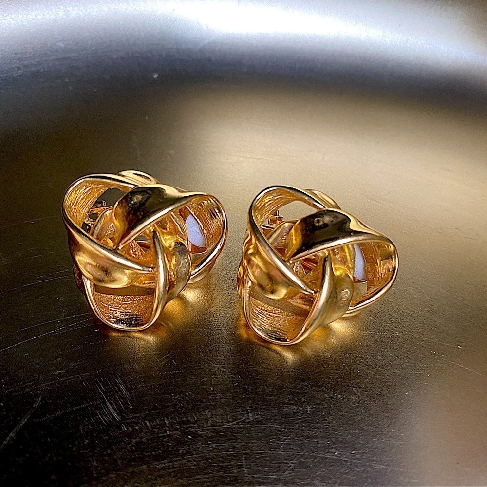 VINTAGE gold tone knot clip on earrings